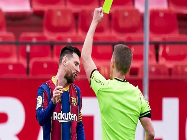 Bóng đá QT sáng 1/3: HLV Sevilla khẳng định Messi đáng bị thẻ đỏ