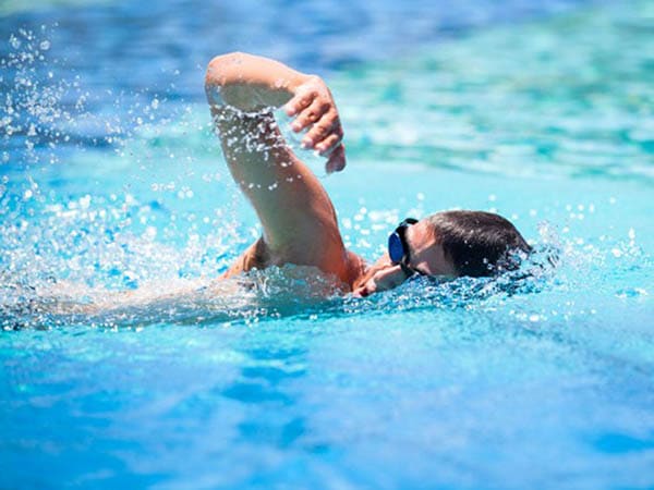 Bơi đốt bao nhiêu calo? Bơi lội có giảm mỡ bụng không?