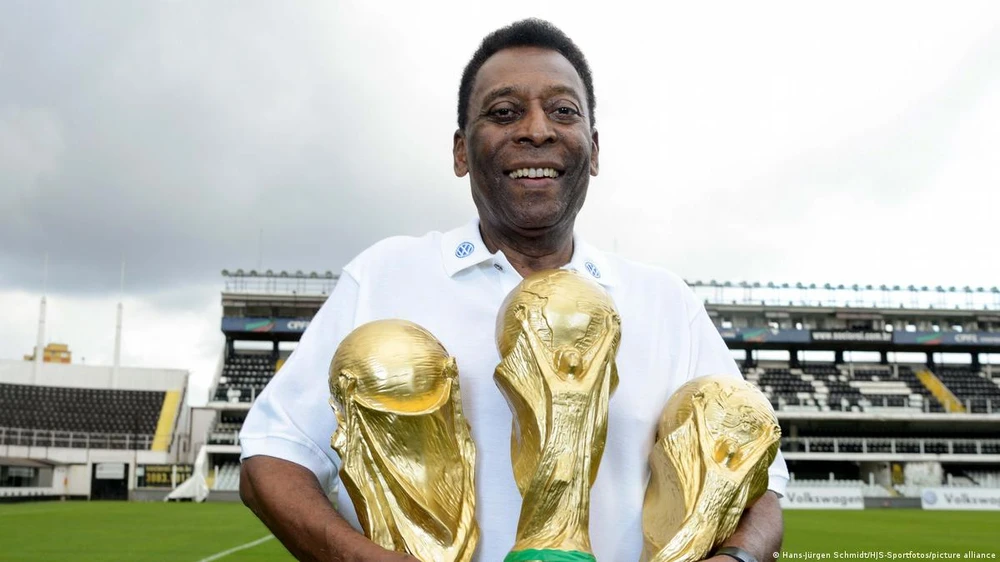 Ai là cầu thủ vĩ đại nhất lịch sử bóng đá: Pelé hay Messi?
