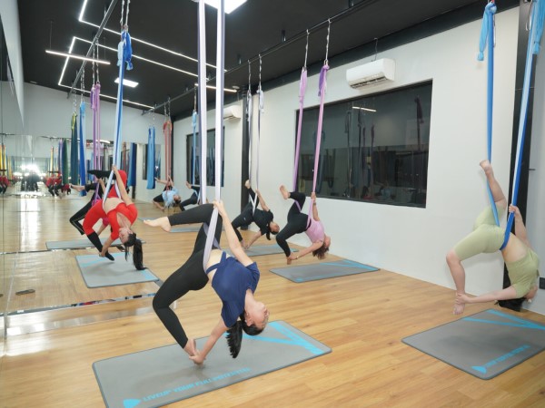 Khám phá Aerial Yoga là gì? Động tác cho người mới