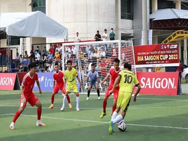 Chiến thuật lợi dụng quy định khoảng cách hàng rào để ghi bàn