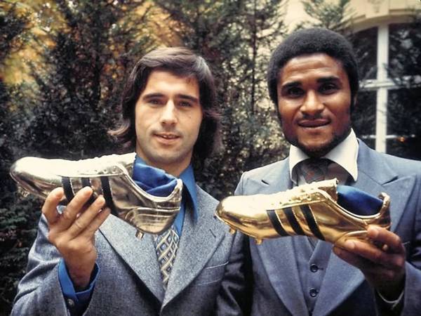 Eusébio phải / Gerd Müller trái là những tiền đạo bóng đá huyền thoại
