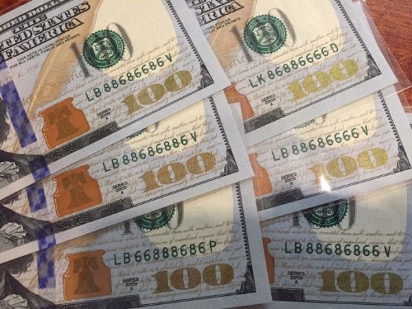 Nằm mơ thấy tiền đô có số mấy may mắn phát tài