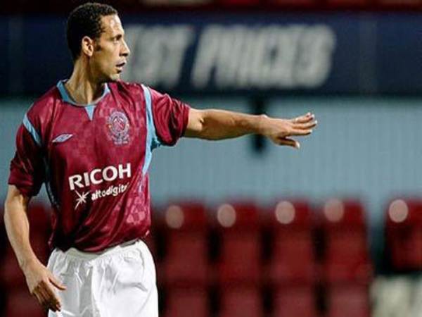 Ferdinand trong màu áo West Ham 