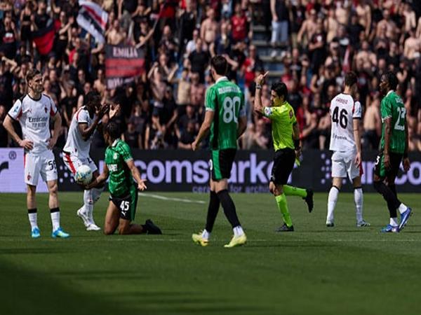 Fikayo Tomori nhận thẻ đỏ khiến Milan sụp đổ